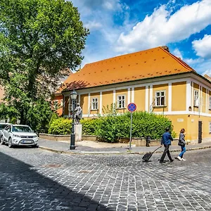 B&B Academy, Budapesta